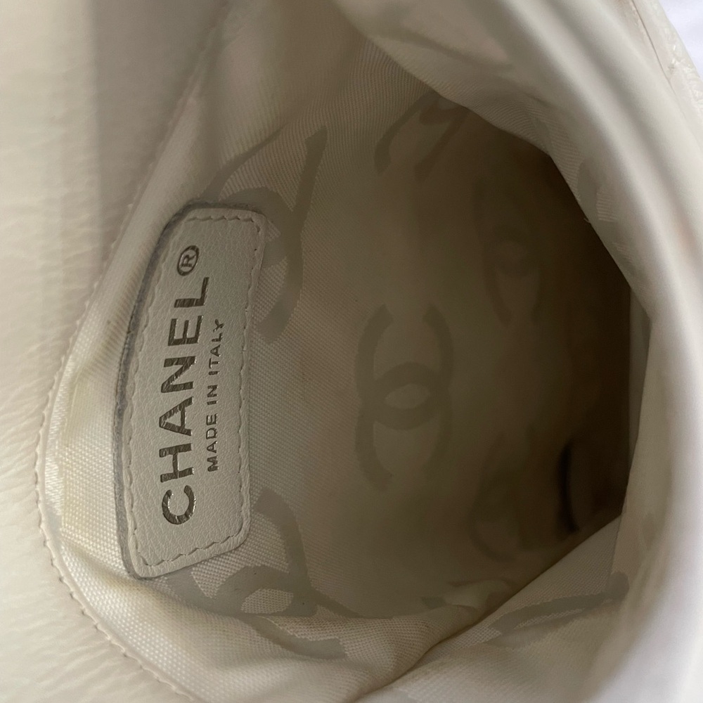 #32. Authentic Chanel White Cambon Quilted Crossbody Bag COA included - Picture 5 of 9